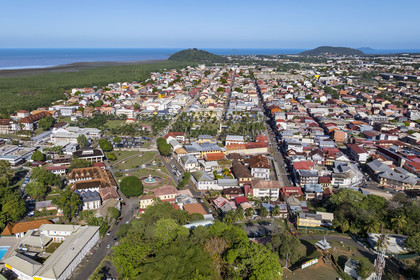 France, Guyane, Cayenne, vue de la presqu'ile de Cayenne bordée de mangrove depuis le fort Cépérou au premier plan (vue aérienne)