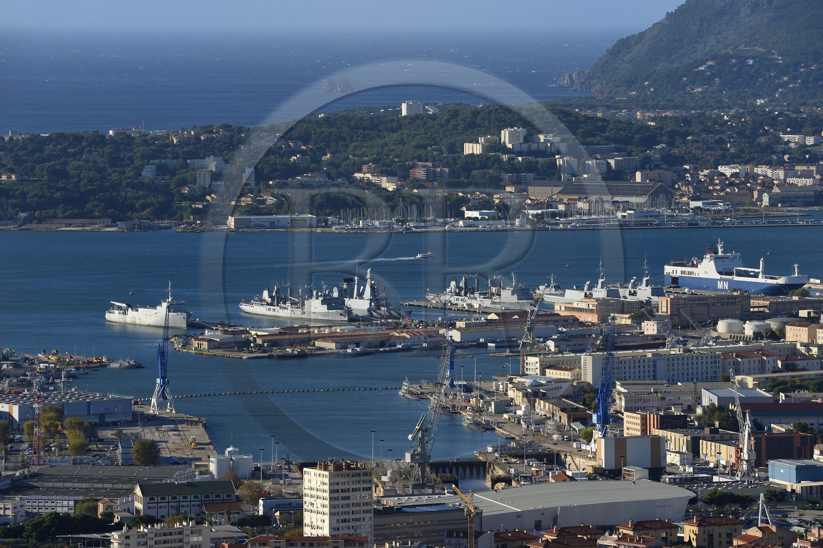 France, Var (83), Toulon, la rade, le port militaire (Arsenal) depuis le Mont Faron, La Seyne sur Mer en arrière plan