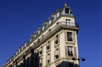 France, Paris (75), quartier du canal Saint-Martin, immeuble haussmannien populaire