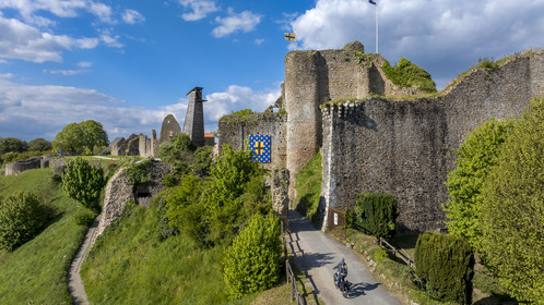 France, Vendée (85), Tiffauges, le chateau de Tiffauges,  ancien chateau fort en ruines où résida Gilles de Rais, randonnée à vélo (vue aérienne)