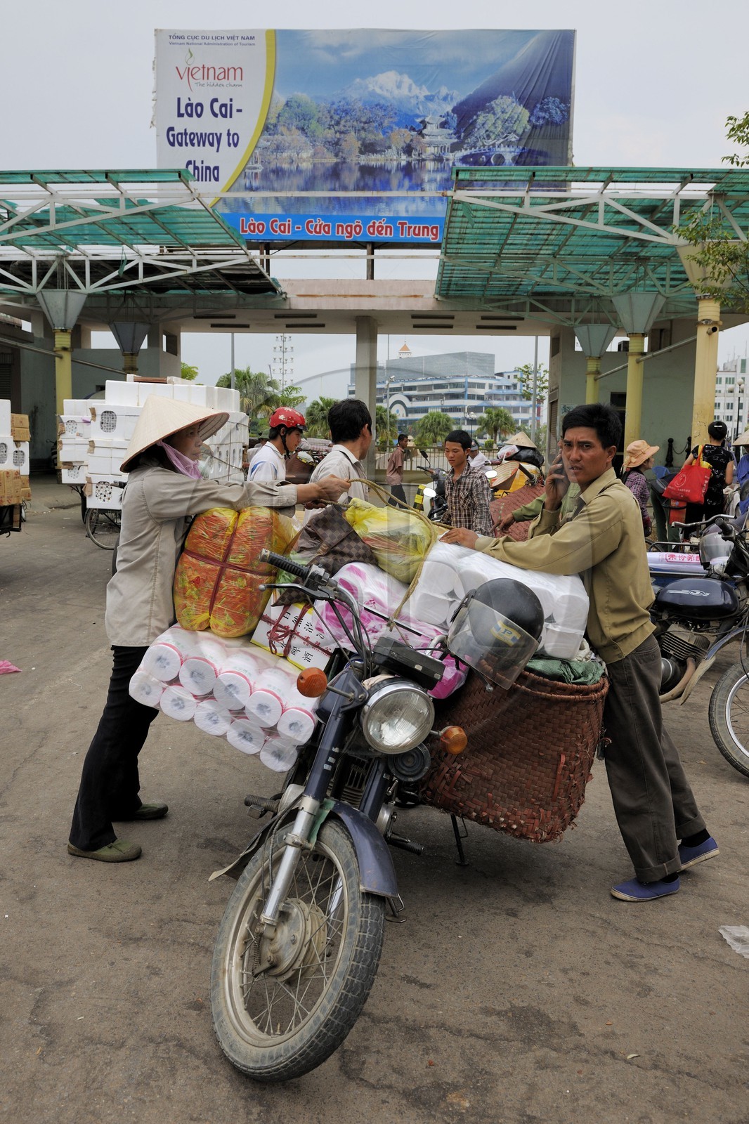 Vietnam, province de Lao Cai, ville de Lao Cai, passage de marchandises au poste frontière avec Hekou en Chine