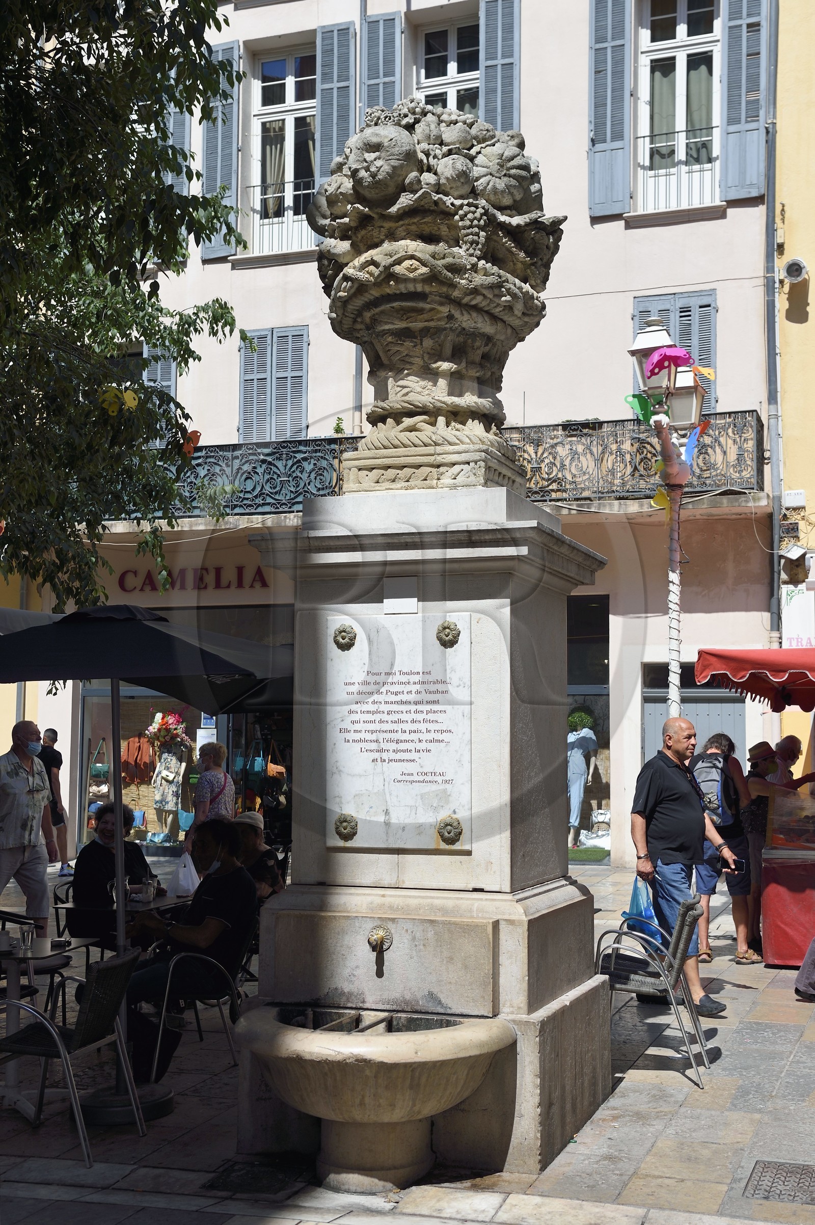 France, Var (83), Toulon, la Fontaine du Panier sur le Cours Lafayette avec une correspondance de Jean Cocteau