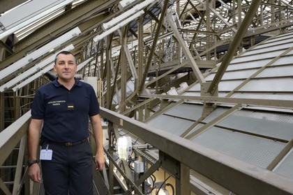 France, Paris (75), musée d'Orsay, le pompier adjudant-chef Xavier Trémeau dans les combles aussi appelées double peau au dessus de l'ancienne gare