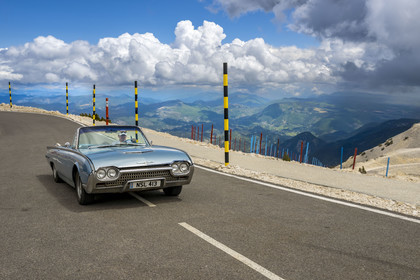 France, Vaucluse (84), Parc Naturel Régional du Mont Ventoux, Bedoin, voiture de collection des années 1960 sur la D974 au sommet du Mont Ventoux (1910m)