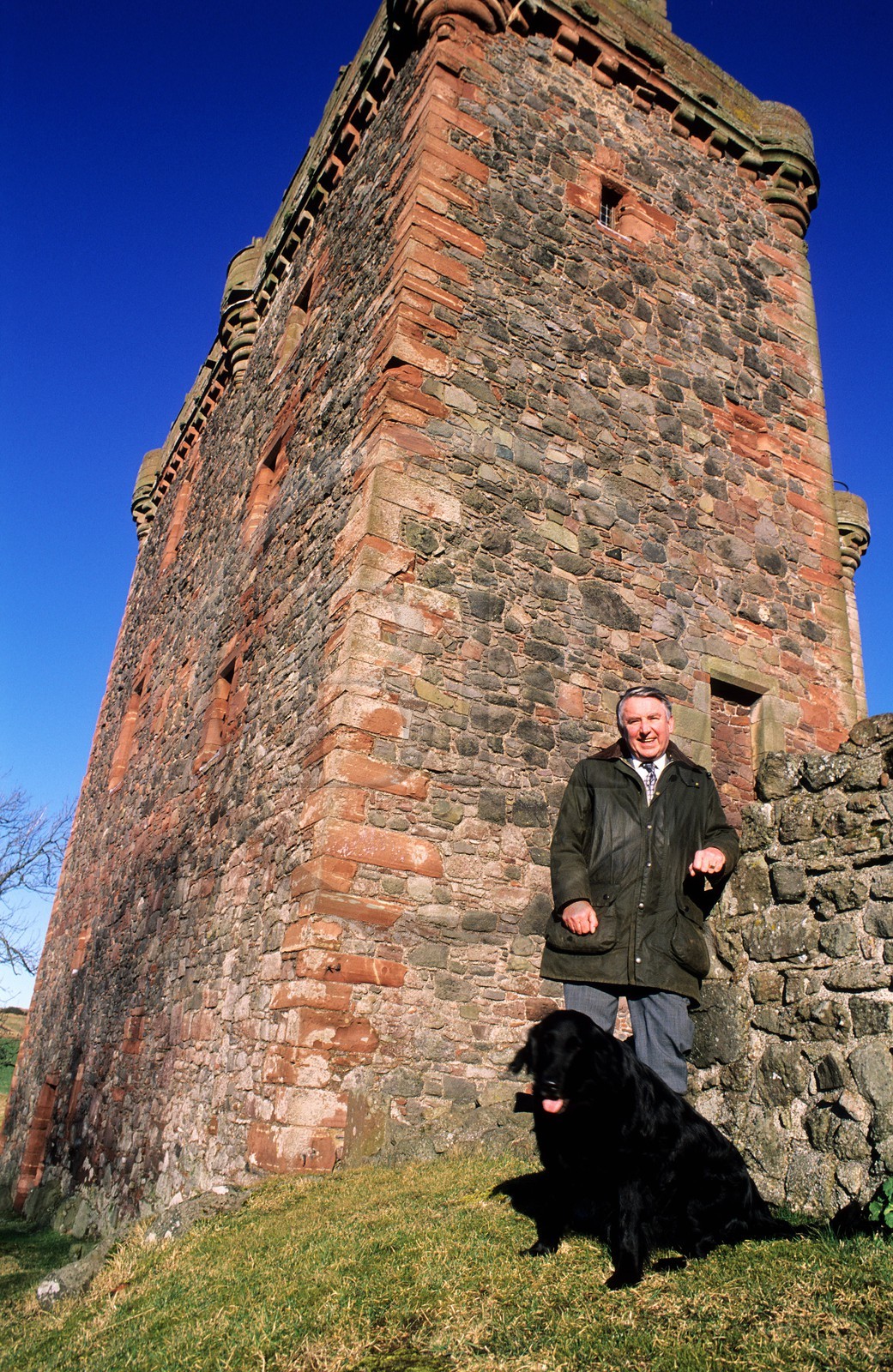 Royaume-Uni, Ecosse, Perthshire and Kinross, portrait de Sir David Steel devant le Balvaird Castle