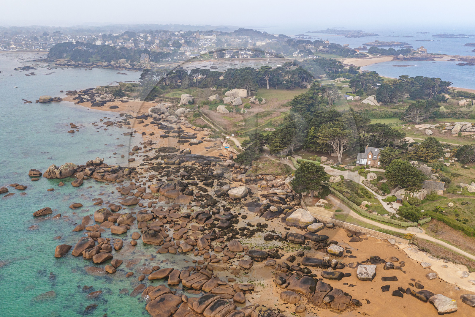 France, Côtes-d'Armor (22), Côte de Granit Rose, Trégastel, Ile Renote et son chaos granitique, le village de Trégastel en arrière plan (vue aérienne)