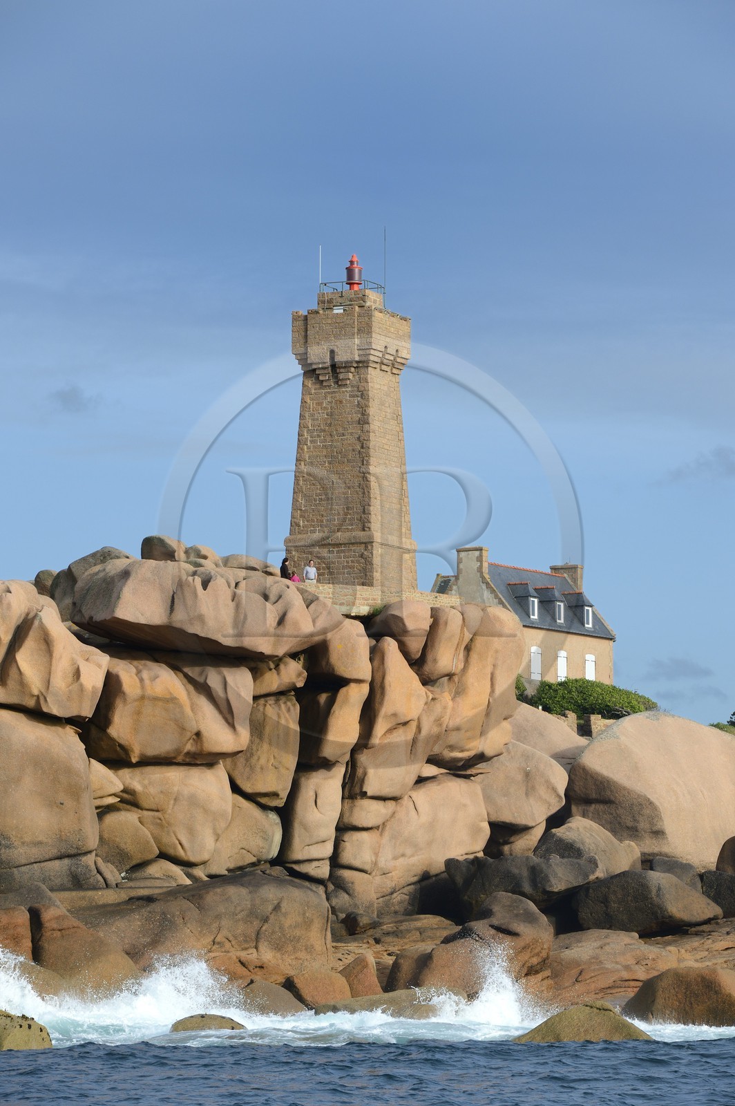 France, Côtes-d'Armor (22), Côte de Granit Rose, Perros-Guirec, Ploumanac'h, la pointe de Squewel et le phare de Mean Ruz
