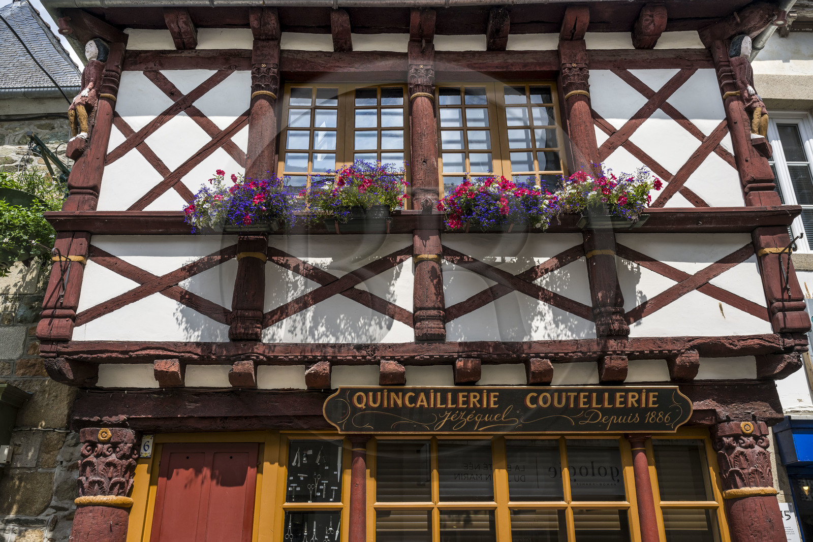 France, Côtes d'Armor (22), Paimpol, la Maison Jézéquel, quincaillerie et coutellerie rue des Huit Patriotes, maison à pans de bois à boutique du XVème siècle