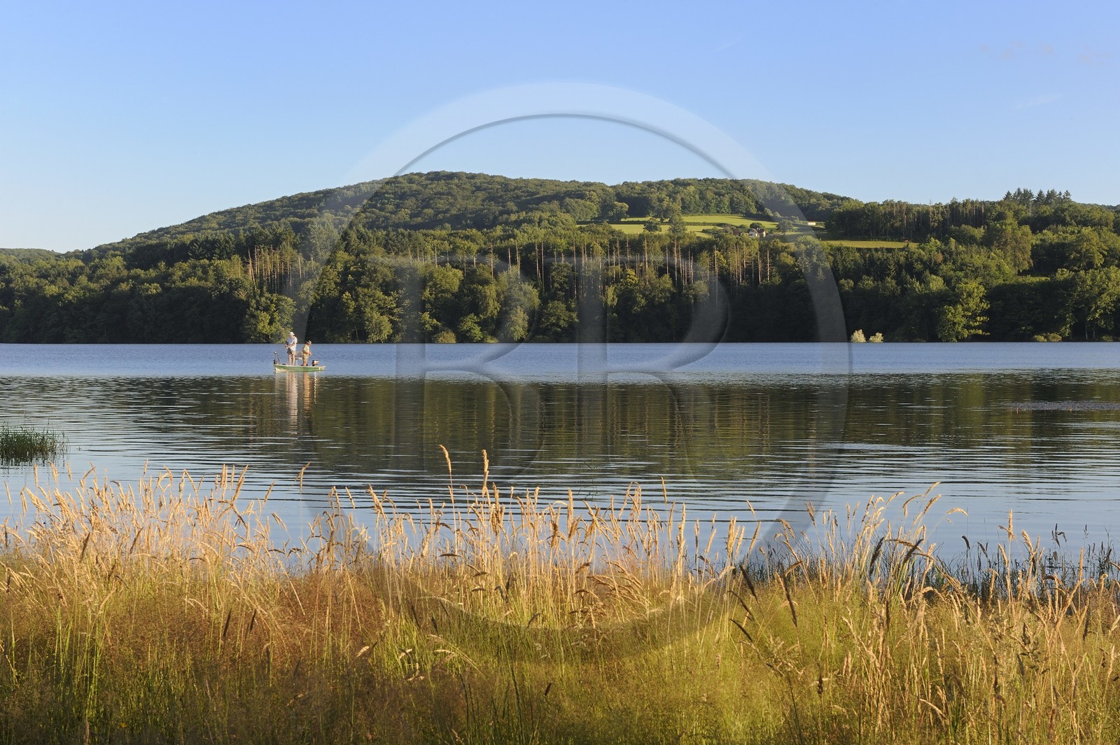 France, Nièvre (58), lac de Pannecière, pêche à la ligne en soirée