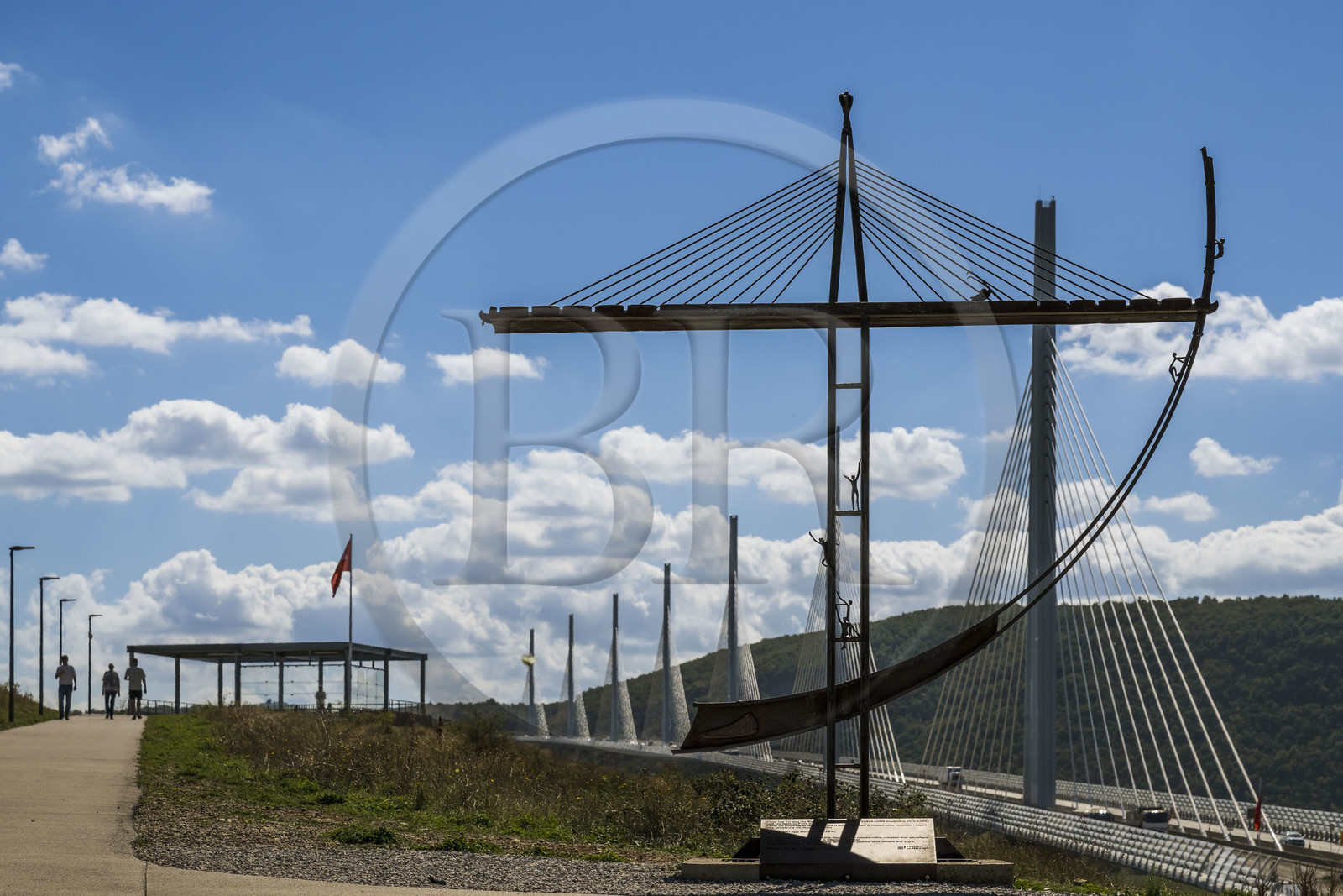 France, Aveyron (12), parc naturel régional des Grands Causses, Millau, le viaduc de Millau des architectes Michel Virlogeux et Norman Foster, sculpture réalisée pour les 10 ans du viaduc sur l'aire d'autoroute et son point de vue