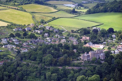 Royaume-Uni, Angleterre, Somerset, Le château de Dunster est la maison historique de la famille Luttrell (vue aérienne)