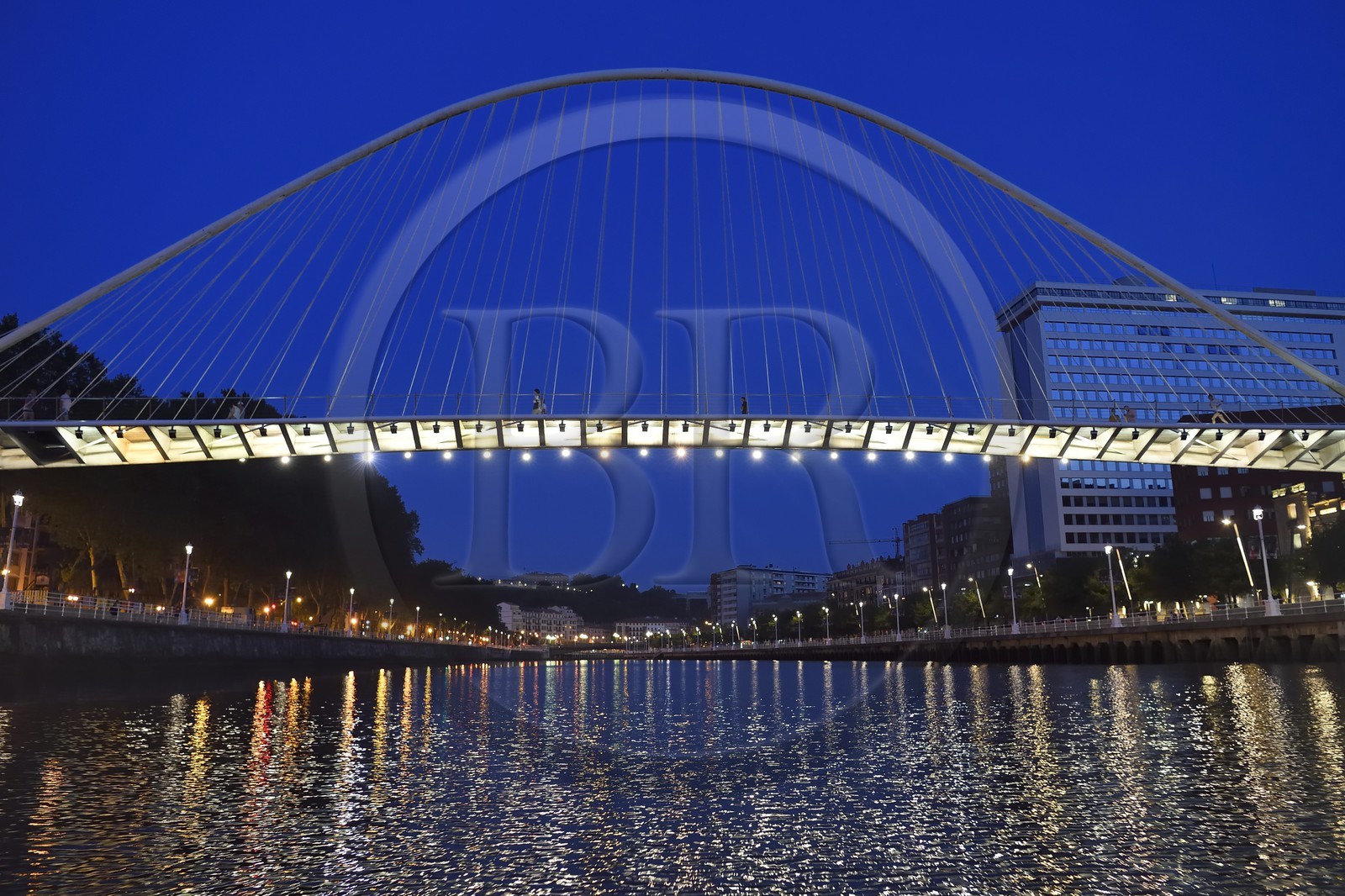 Espagne, Pays basque espagnol, Biscaye, Bilbao, passerelle suspendue Zubizuri dessinée par l'architecte Santiago Calatrava sur le Ria de Bilbao