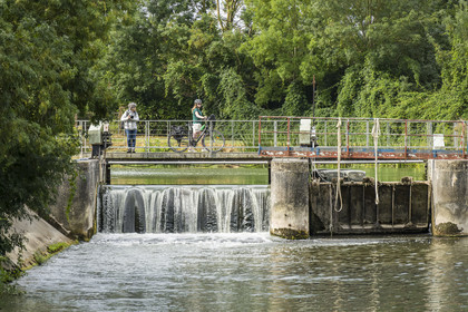 France, Deux-Sèvres (79), le Marais Poitevin, la Venise Verte, Magné, barrage et passerelle sur la Sèvre Niortaise, randonnée à bicyclette