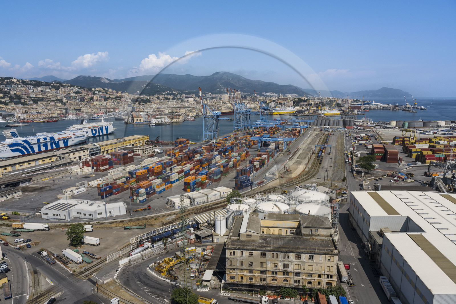 Italie, Ligurie, Gênes, le terminal conteneur du port de commerce et la ville en arrière plan