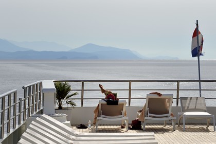 Croatia, Dalmatia, Dalmatian coast, farniente sur le pont supérieur du bateau de croisiere Ave Maria