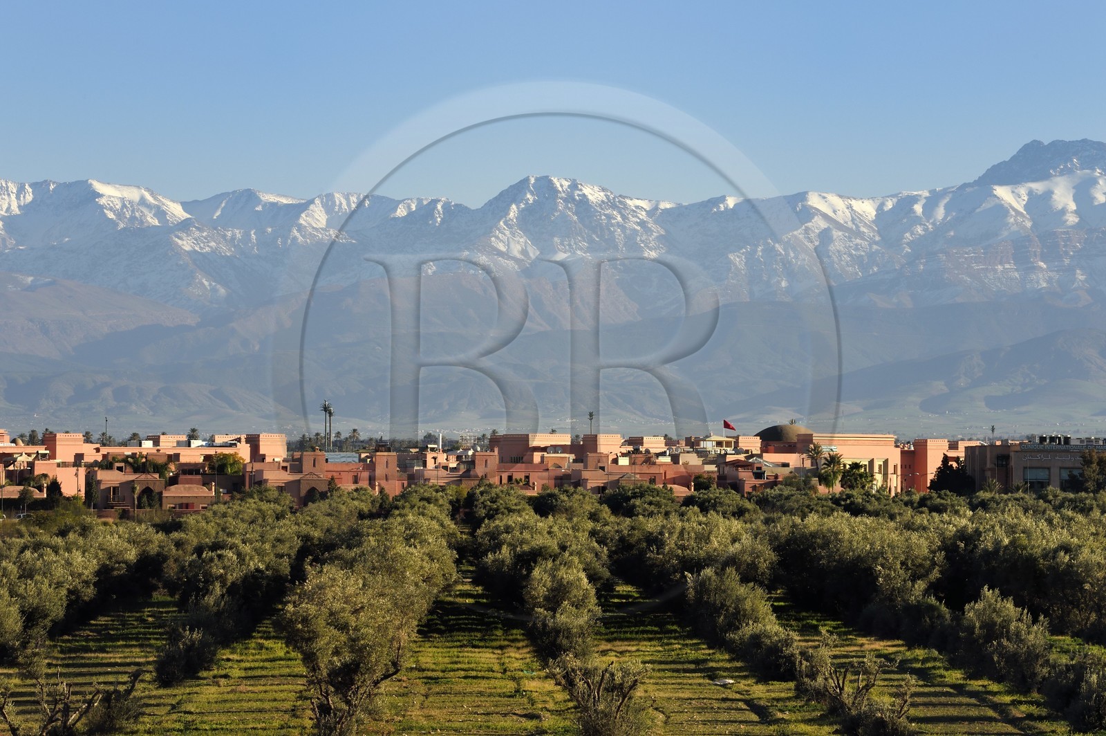 Maroc, Haut-Atlas, Marrakech, ville impériale, quartier de Bab Ighli et l'Atlas enneigé en arrière plan