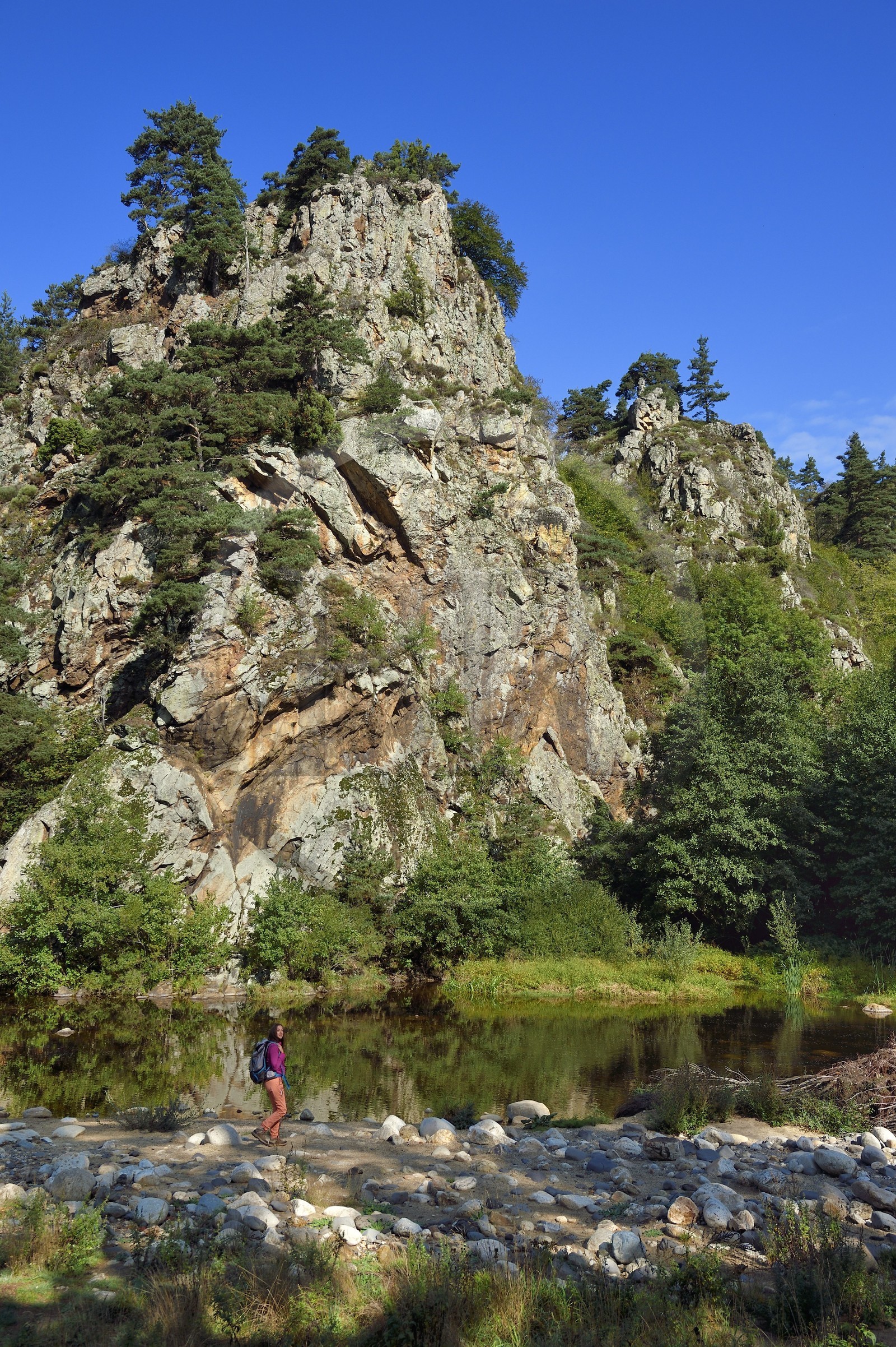 France, Haute-Loire (43), vallée de la Loire, Arlempdes, labellisé les Plus beaux villages de France, randonneuse qui remonte les gorges de la Loire et ses falaises basaltiques