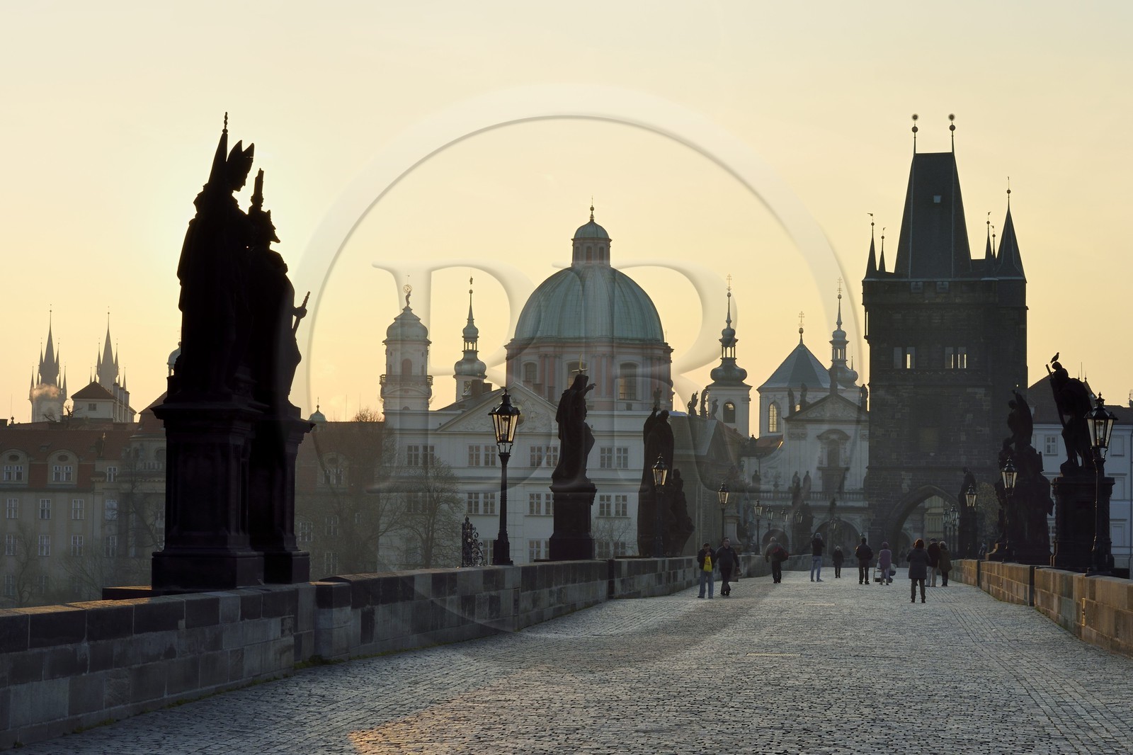 République Tchèque, Prague, centre historique classé Patrimoine Mondial de l'UNESCO, le pont Charles (Karluv Most ou Karlov Most), en arrière plan la vieille ville (Stare Mesto) avec l'église Saint-François d'Assise au centre et l'église Baroque Saint-Sauveur dans le Clementinum