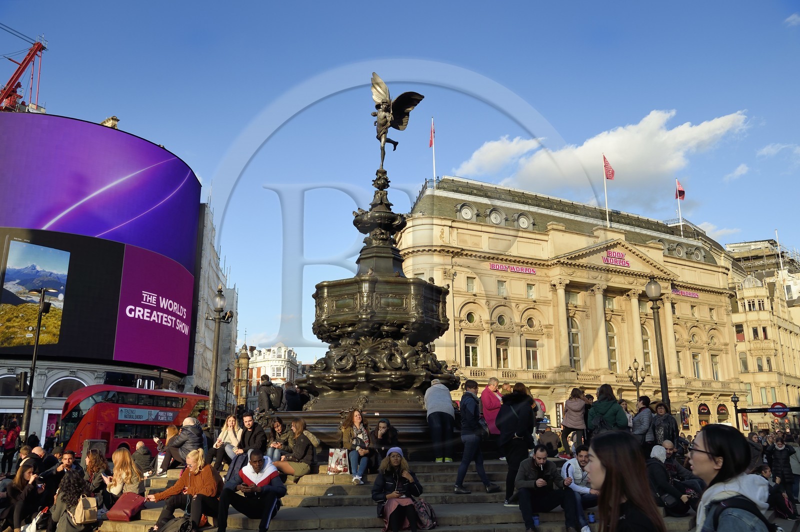 Royaume-Uni, Londres, Piccadilly Circus, foule assise au pied de la statue d'Eros