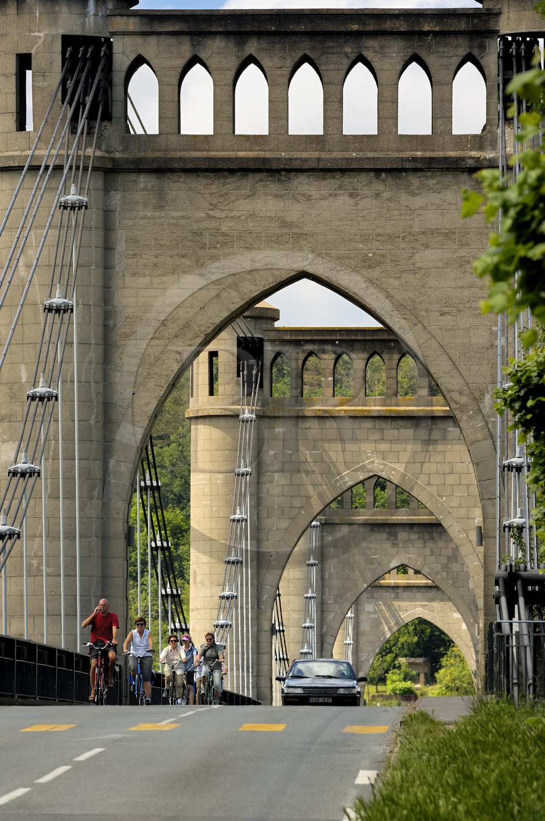 France, Indre et Loire (37), Vallée de la Loire classée Patrimoine Mondial de l' UNESCO, Langeais, cyclistes traversant le pont suspendu sur la Loire