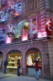 France, Bas-Rhin (67), Strasbourg, vieille ville classée au Patrimoine Mondial de l'UNESCO, facade décorée pour Noel de la patisserie Christian rue de l'Outre