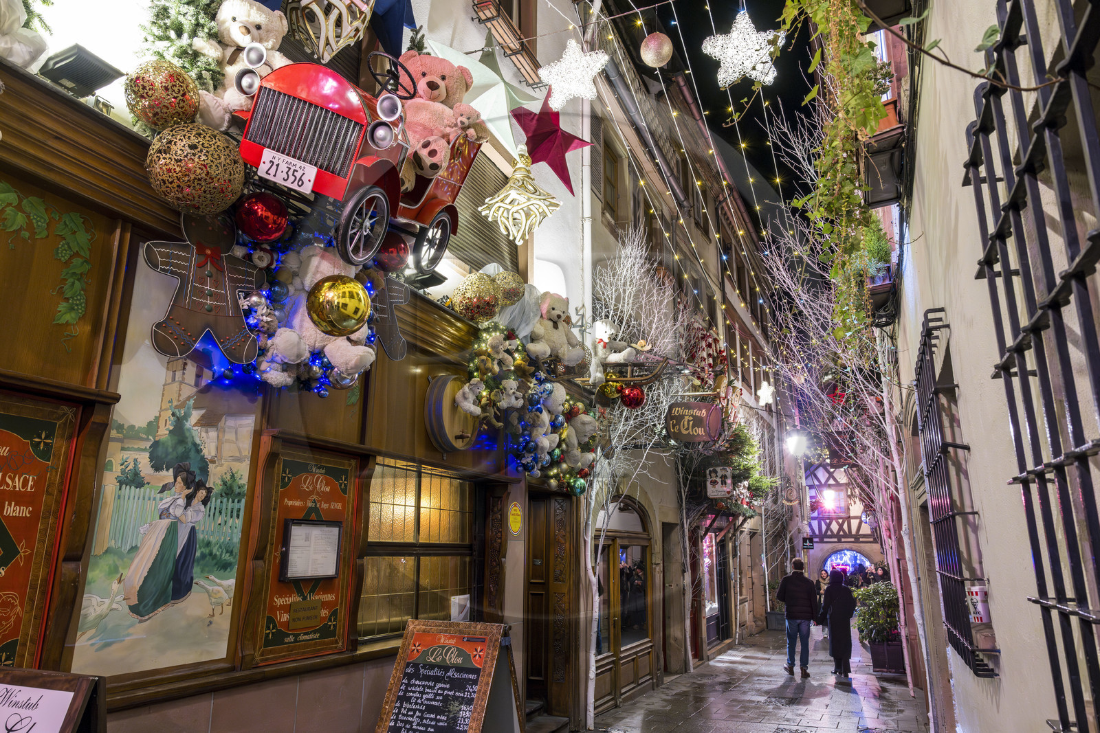 France, Bas-Rhin (67), Strasbourg, vieille ville classée au Patrimoine Mondial de l’UNESCO, la winstub Le Clou dans la rue du Chaudron avec ses décors de Noël