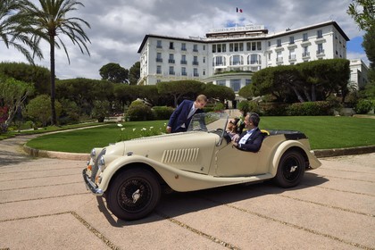 France, Alpes Maritimes (06), Saint-Jean-Cap-Ferrat, Grand-Hotel du Cap-Ferrat, palace 5 étoiles du groupe Four Seasons Hotel, le portier accueille des clients en Morgan Roadster 4 4
