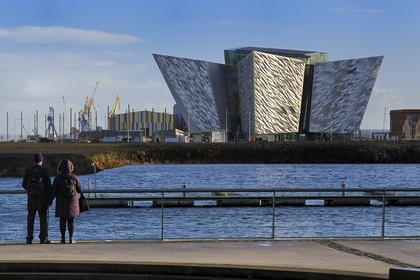 Royaume-Uni, Irlande du Nord, Belfast, le nouveau quartier Titanic Quarter de Queen's Island et le centre Titanic Belfast Experience en arriere plan
