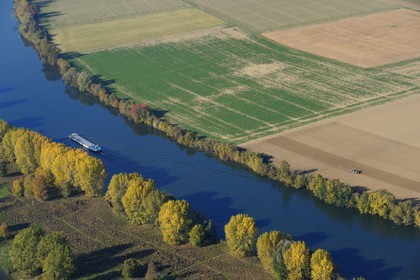 France, Eure (27), péniche sur la Seine vers Heudebouville, ile de Lormais (vue aérienne)