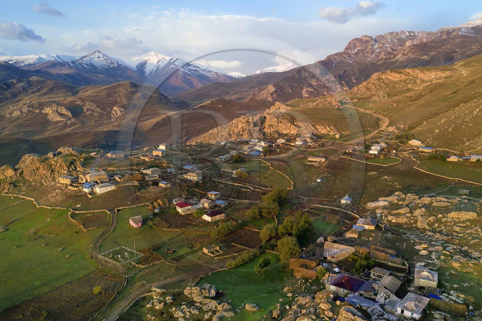 Azerbaïdjan, région de Quba (Guba), chaine de montagne du Grand Caucase, village de Giriz à l'aube (vue aérienne)