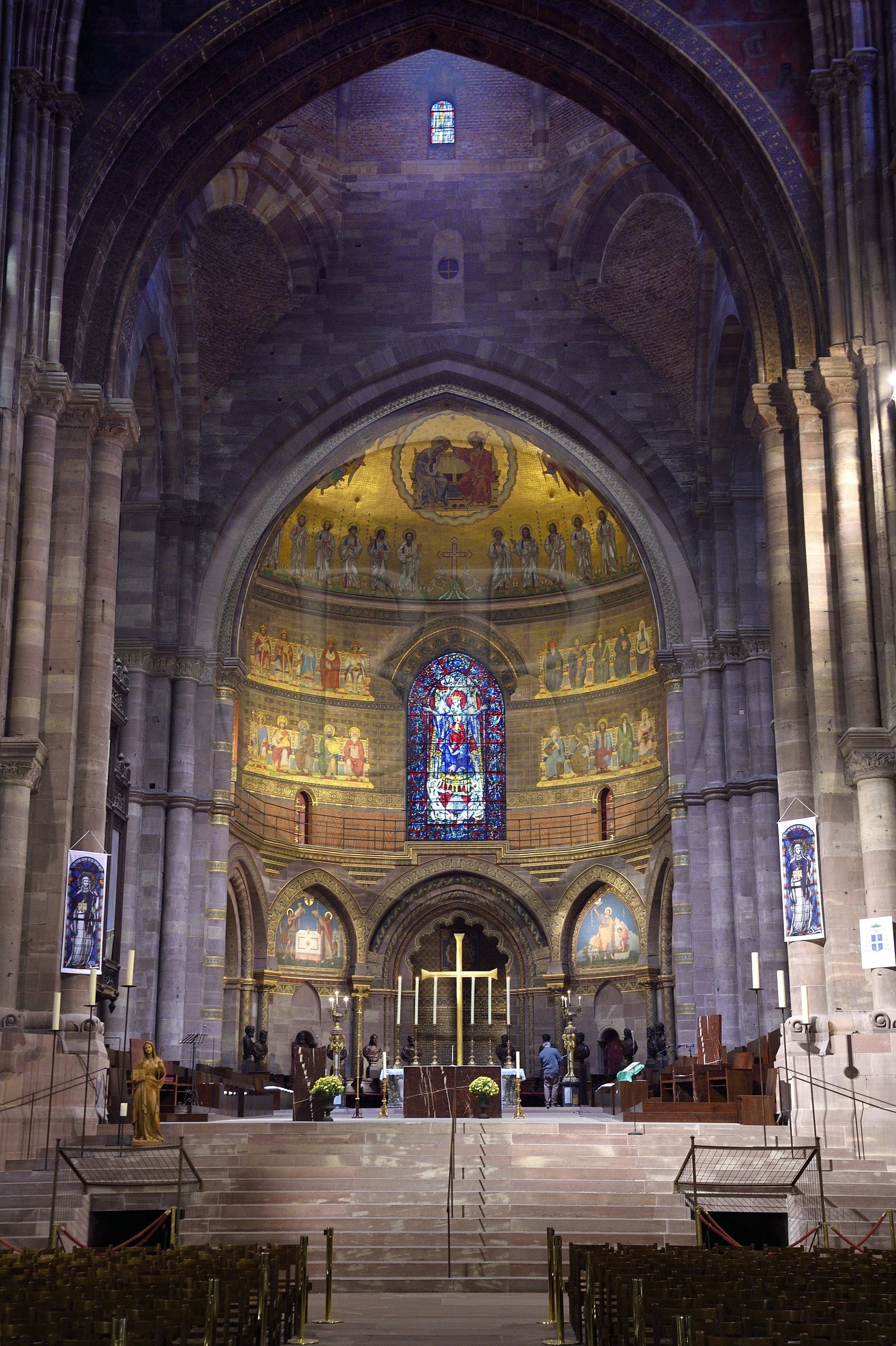 France, Bas-Rhin (67), Strasbourg, vieille ville classée au Patrimoine Mondial de l'UNESCO, la cathédrale Notre-Dame, la nef et le choeur roman
