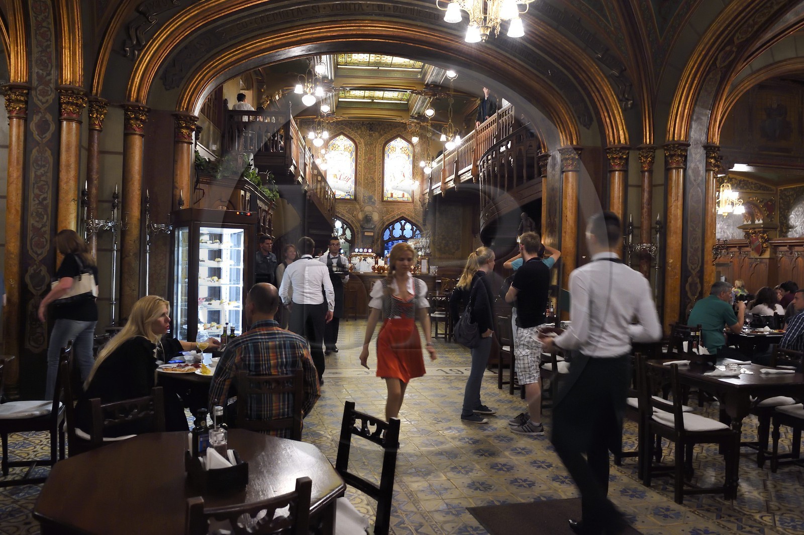 Roumanie, Bucharest, centre historique, la célèbre brasserie Caru cu bere créée en 1899 dans le quartier Lipscani