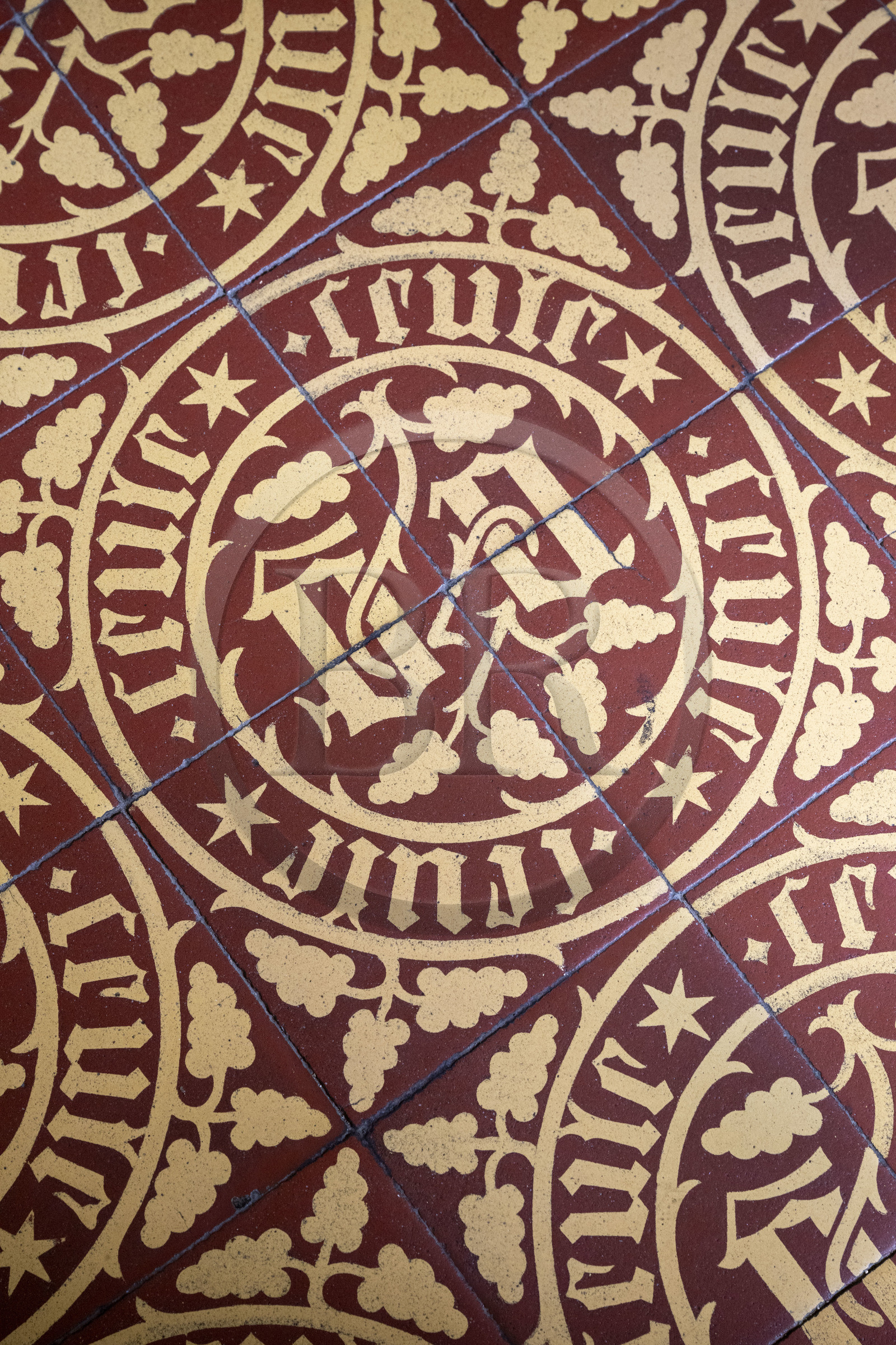 France, Côte-d'Or (21), Beaune, zone classée Patrimoine Mondial de l'UNESCO, Hospices de Beaune, l'Hôtel-Dieu, l’apothicairerie, détail du pavage du sol avec les initiales N et G, prénoms de Nicolas Rolin et Guigone de Salins, fondateurs de l'Hotel Dieu