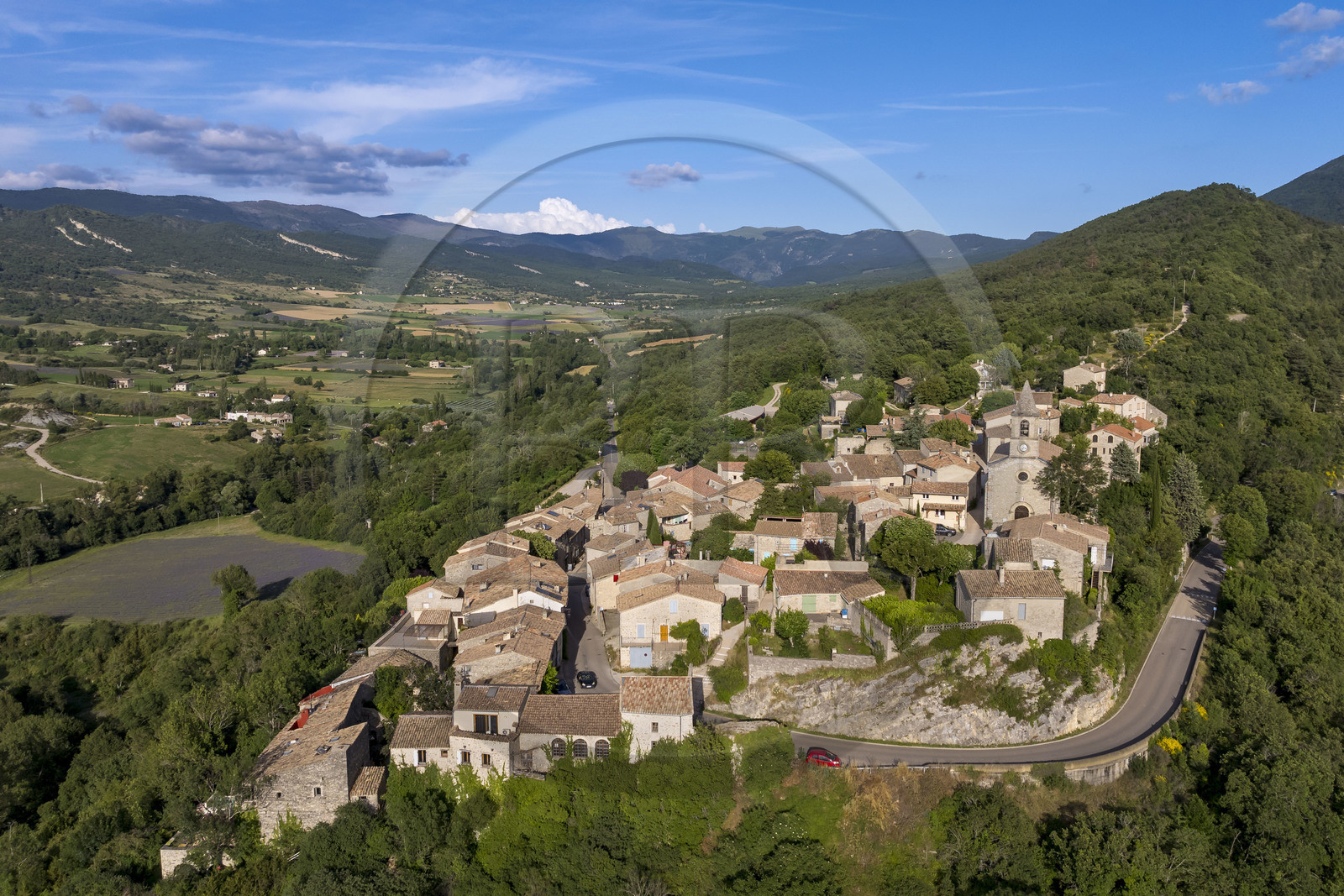 France, Drôme (26), parc naturel régional des Baronnies provençales, Saint-Auban-sur-l'Ouvèze et la vallée de l'Ouvèze (vue aérienne)