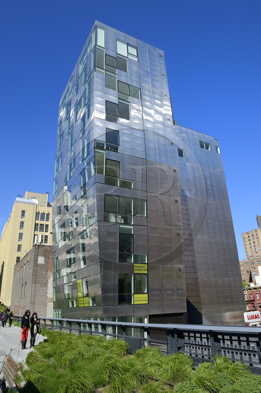 Etats-Unis, New York, Manhattan, Meatpacking district (Gansevoort Market), le High Line Park est une ancienne voie-ferrée aérienne partiellement réhabilitée en parc urbain suspendu, immeuble du 245 10th Avenue