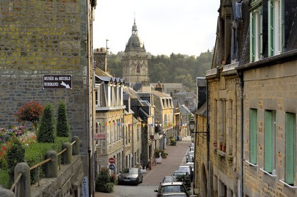 France, Manche (50), Villedieu-les-Poêles, rue du Dr Havard et église Notre-Dame