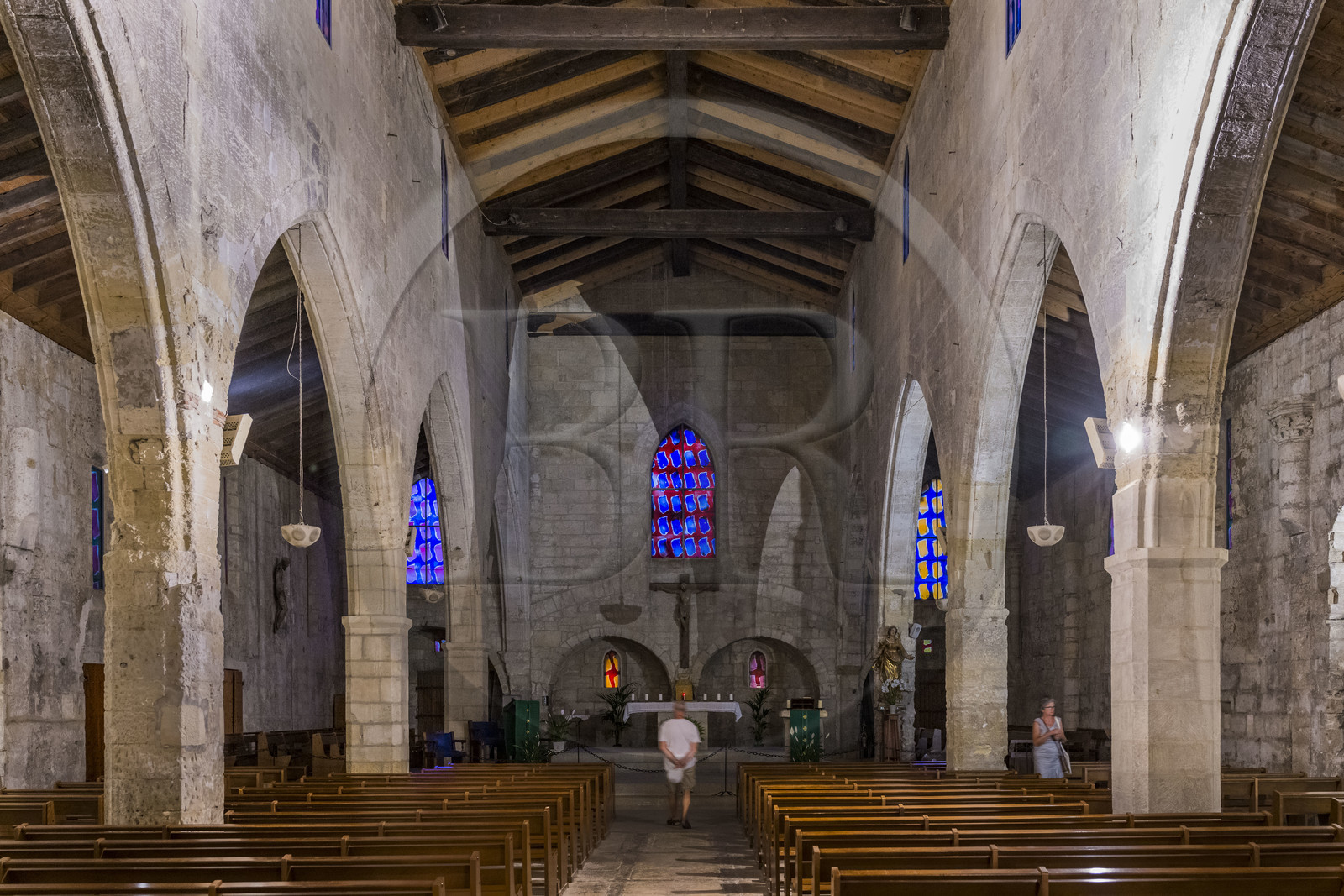 France, Gard (30), Aigues-Mortes, église Notre-Dame des Sablons, vitraux de l'artiste Claude Viallat