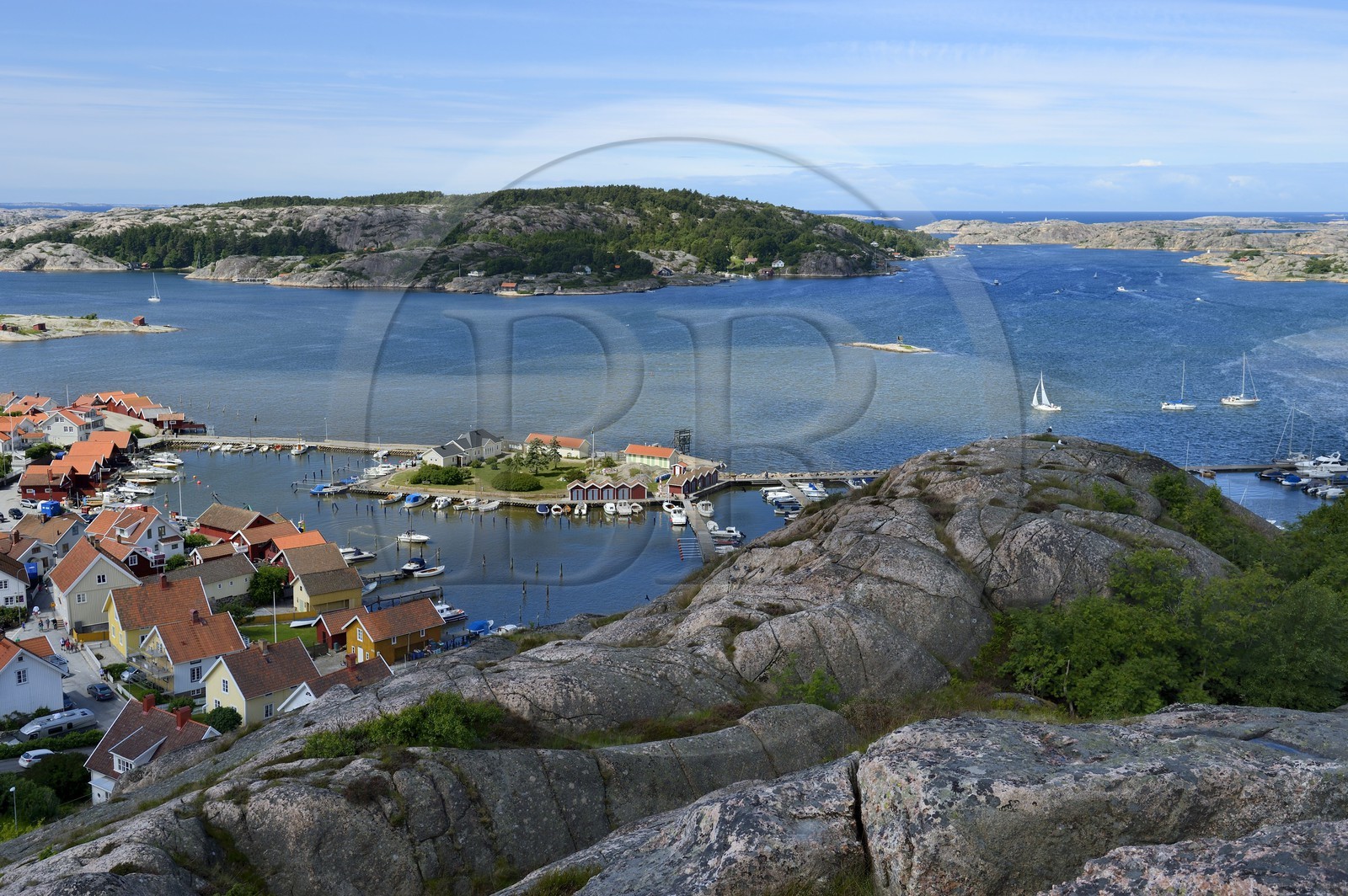 Suède, Västra Götaland, port de Fjällbacka, panorama depuis le sommet du rocher de Vetterberget sur les pas de Camilla Läckberg