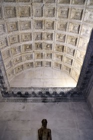 Croatie, Dalmatie, cote dalmate, Split, vieille ville romaine classée Patrimoine Mondial de l'UNESCO, palais de Dioclétien, le temple de Jupiter transformé en baptistère au VIIème siècle, statue de Saint Jean Baptiste par Ivan Mestrovic