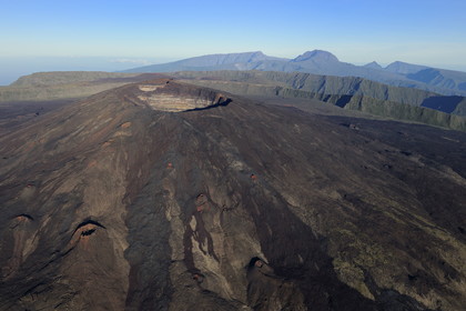 France, île de la Réunion, volcan du Piton de la Fournaise, classé Patrimoine Mondial de l'UNESCO, le cratère Dolomieu (vue aérienne)