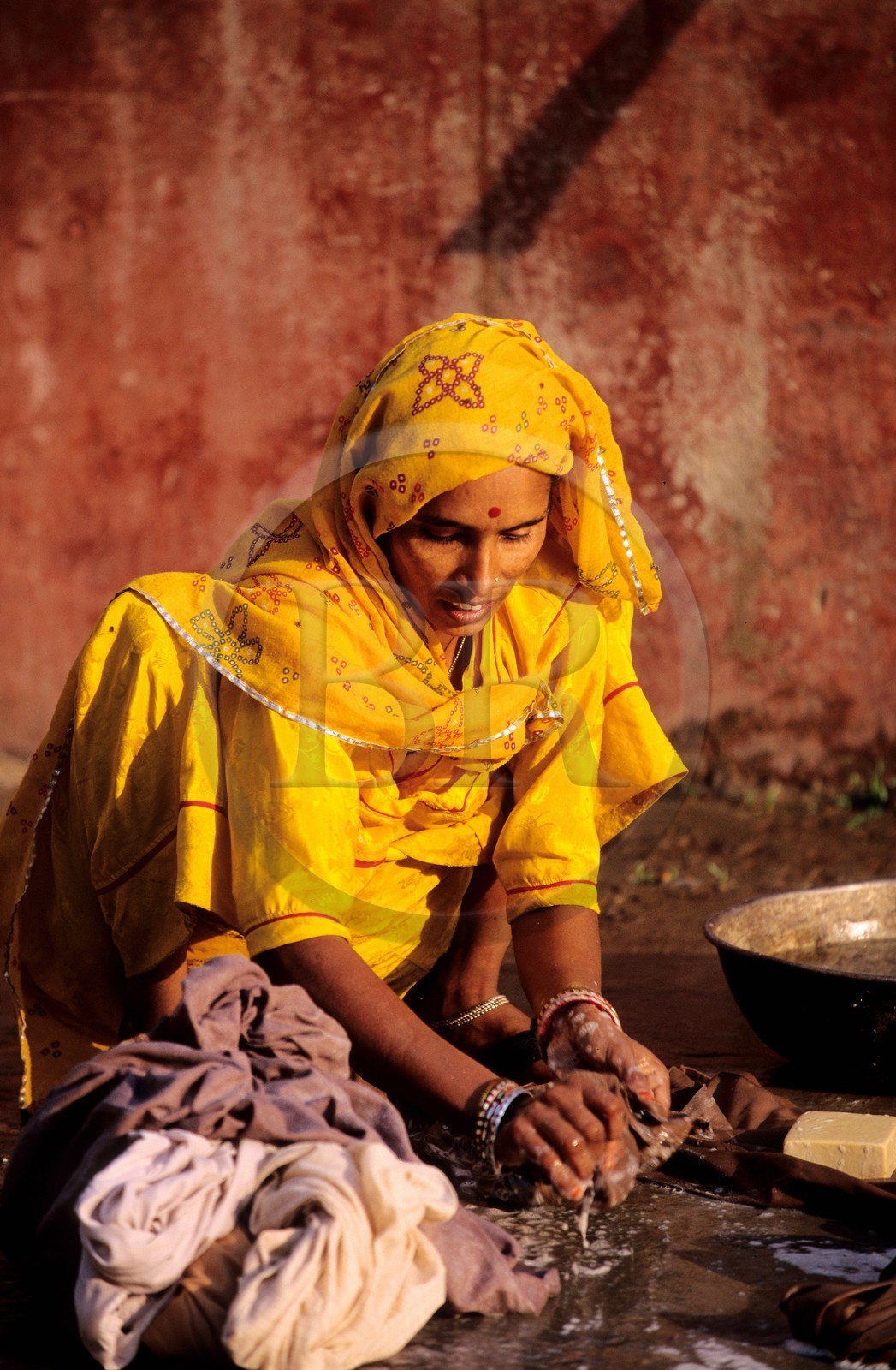 Inde, état du Rajasthan, région de Jaipur, temple de Galta (temple des singes) une femme faisant sa lessive