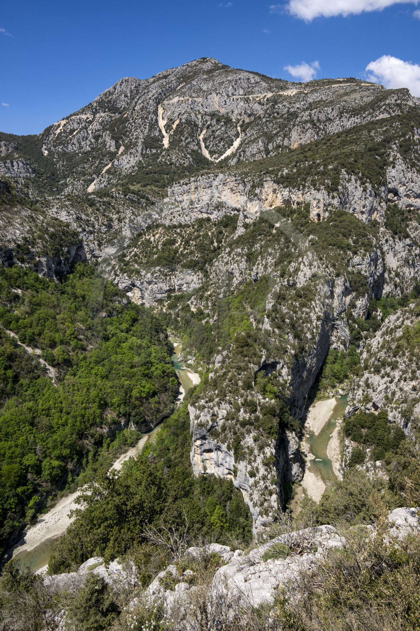 France, Alpes-de-Haute-Provence (04), parc naturel régional du Verdon, Gorges du Verdon, vue sur le Verdon et la Brèche Imbert depuis le belvédère du balcon de la Mescla où les eaux du fleuve se mèlent à son affluent l'Artuby