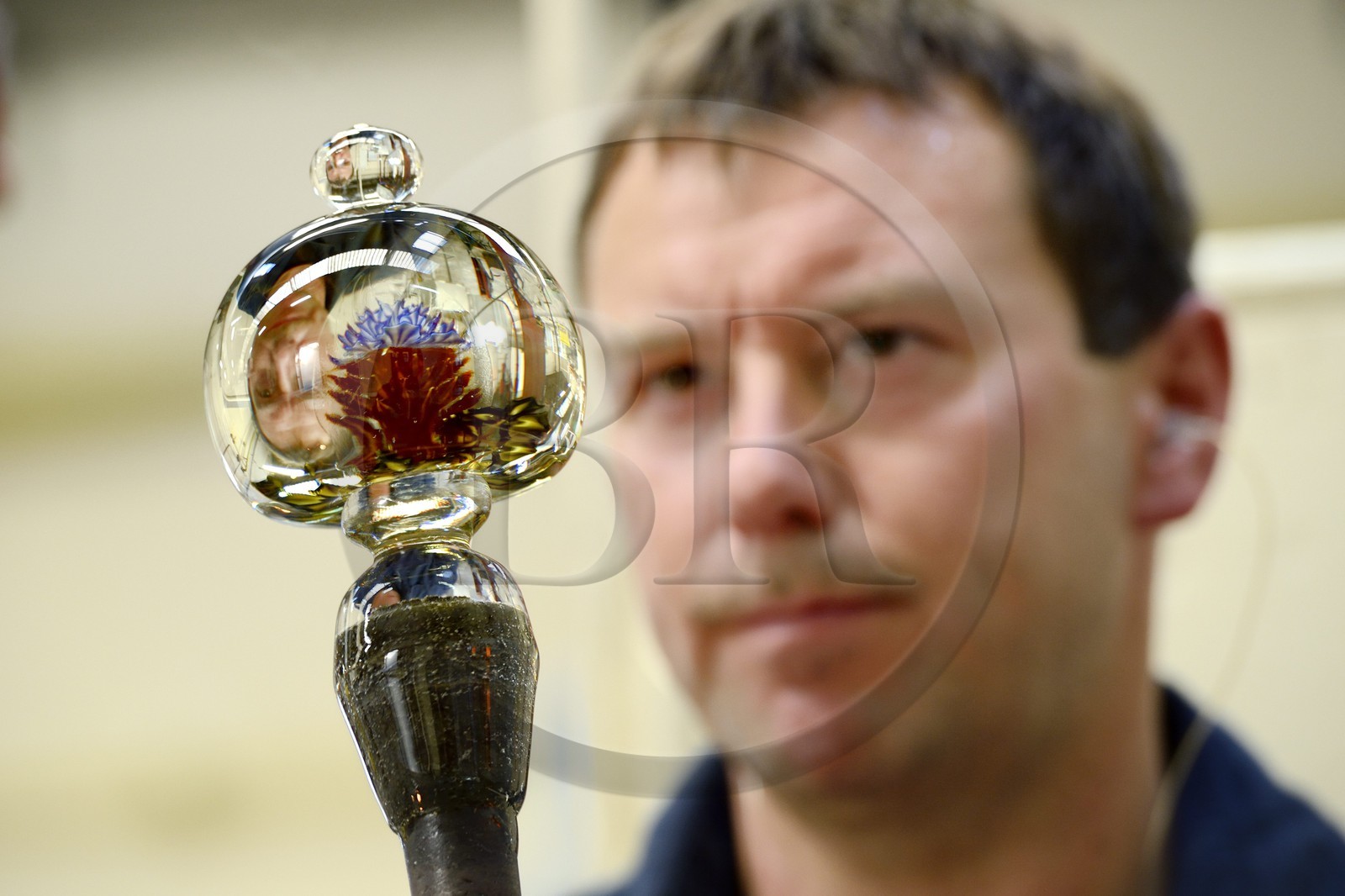 France, Moselle (57), Saint-Louis-les-Bitche, la Cristallerie Saint-Louis, verrier vérifiant son travail sur le presse-papiers