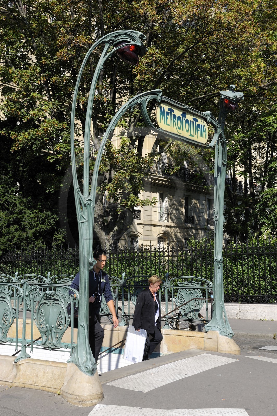 France, Paris (75), place de l'Europe, station de métro de style Art Nouveau d'Hector Guimard