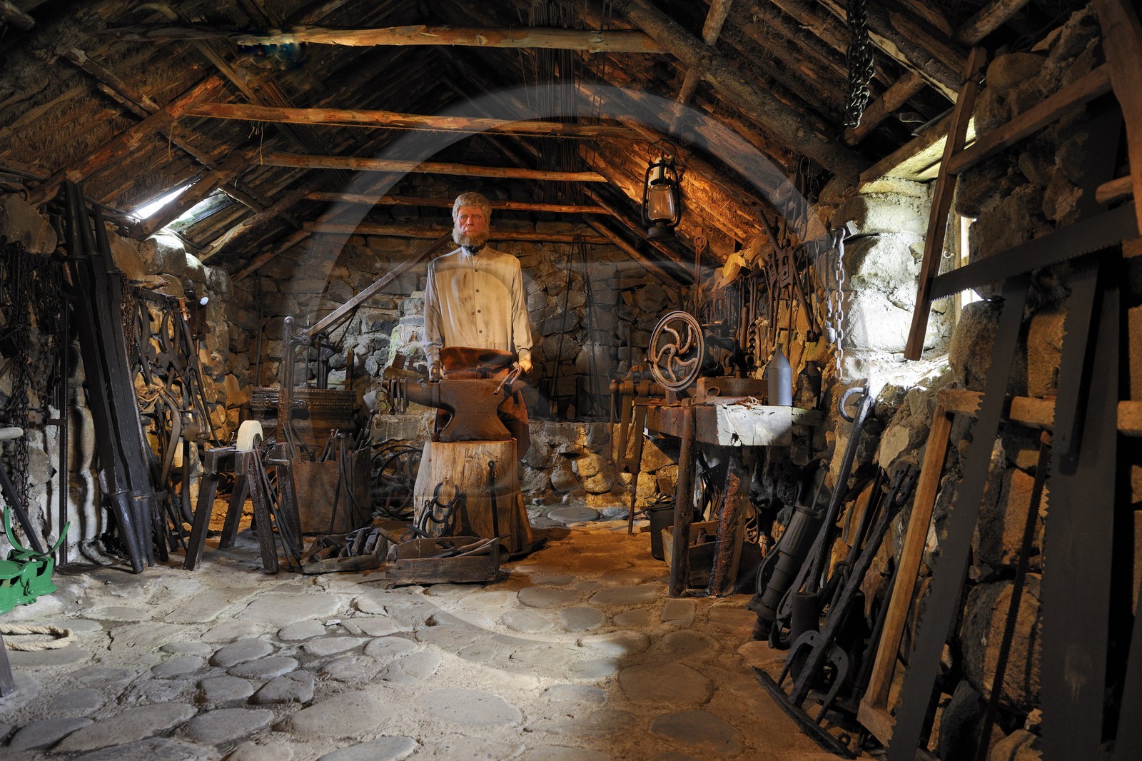 Royaume-Uni, Ecosse, région des Highlands, les Hébrides, île de Skye, pointe de Trotternish, l'écomuséee Skye museum of Island Life, l'atelier du forgeron