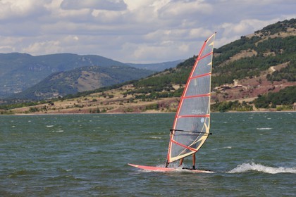 France, Hérault (34), planche à voile sur le lac de Salagou