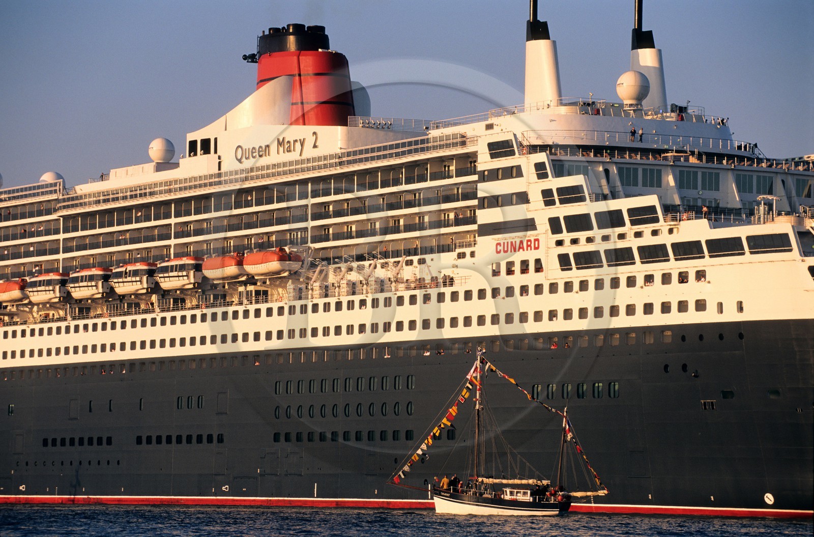 France, Manche (50), Cotentin, arrivée du Queen Mary II au large de Cherbourg à l'aube