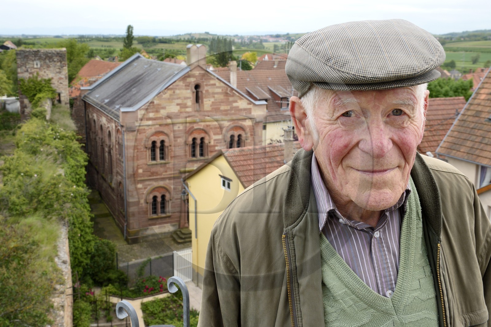 France, Bas-Rhin (67), Westhoffen, Roger Cahn, le dernier juif de Westhoffen né en 1930, l'ancienne synagogue en arrière plan
