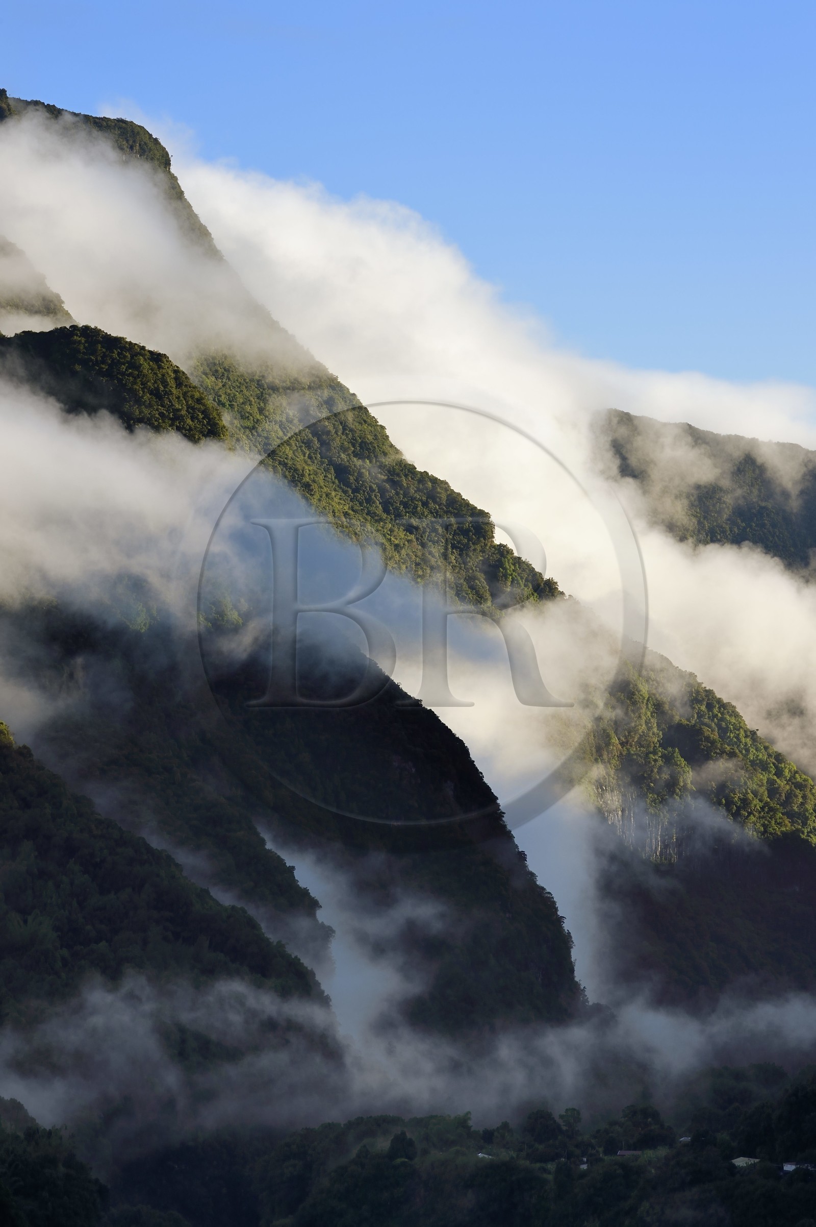France, Ile de la Reunion, Cirque de Salazie, classé Patrimoine Mondial de l'UNESCO, entrée du cirque et la vallée de la Rivière du Mat