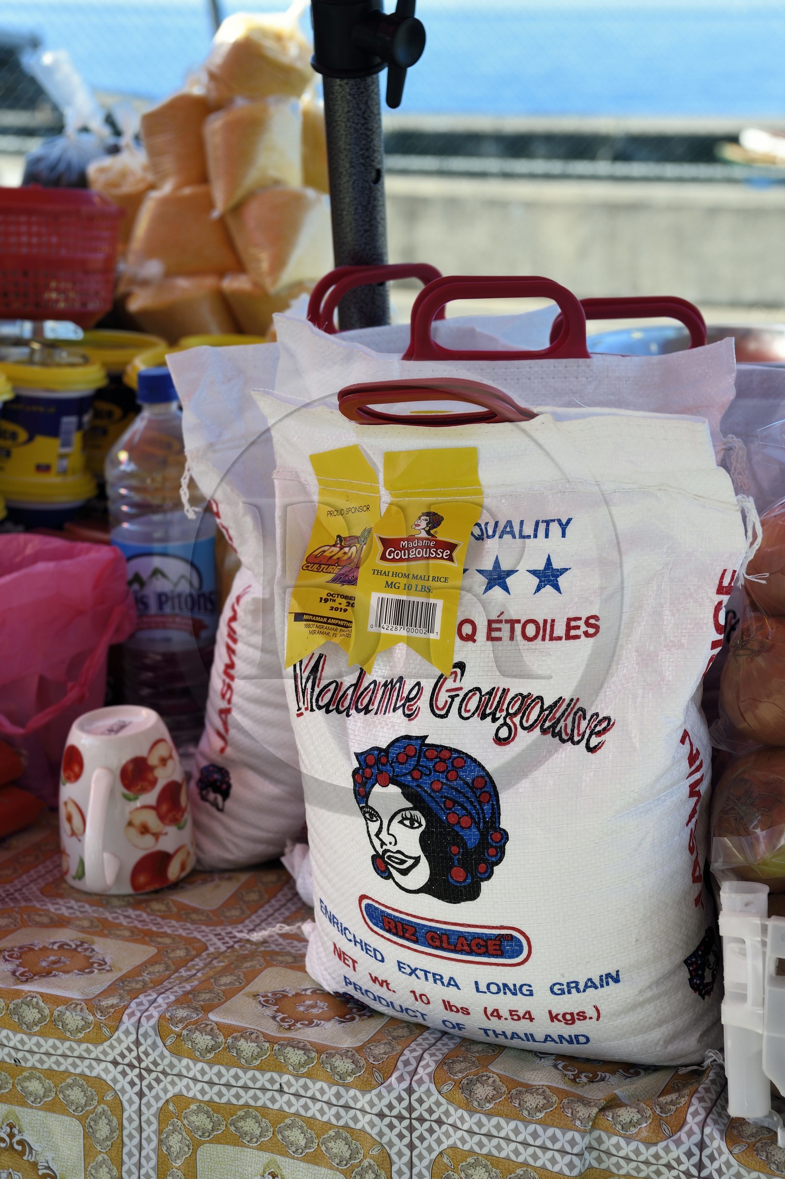 Caraïbes, Ile de la Dominique, la capitale Roseau, marché centrale, vente de riz thailandais Madame Gougousse